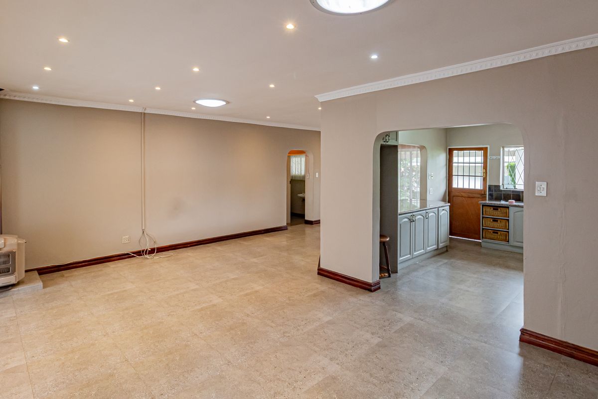 4-Bedroom Home with Pool and 2 cottages – Ideal for Families or Swim School Operators - Photo 4