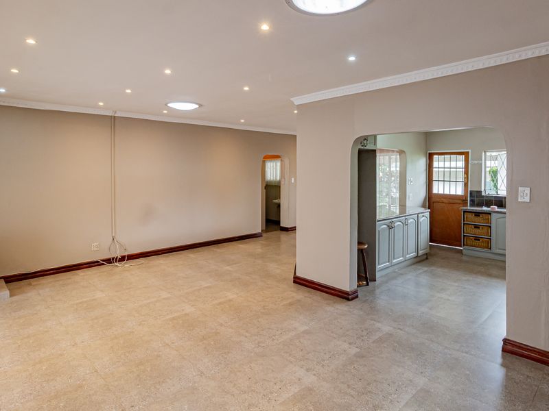 4-Bedroom Home with Pool and 2 cottages – Ideal for Families or Swim School Operators - Photo 4