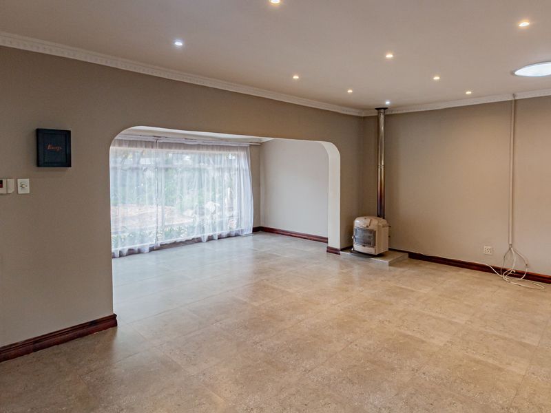 4-Bedroom Home with Pool and 2 cottages – Ideal for Families or Swim School Operators - Photo 3