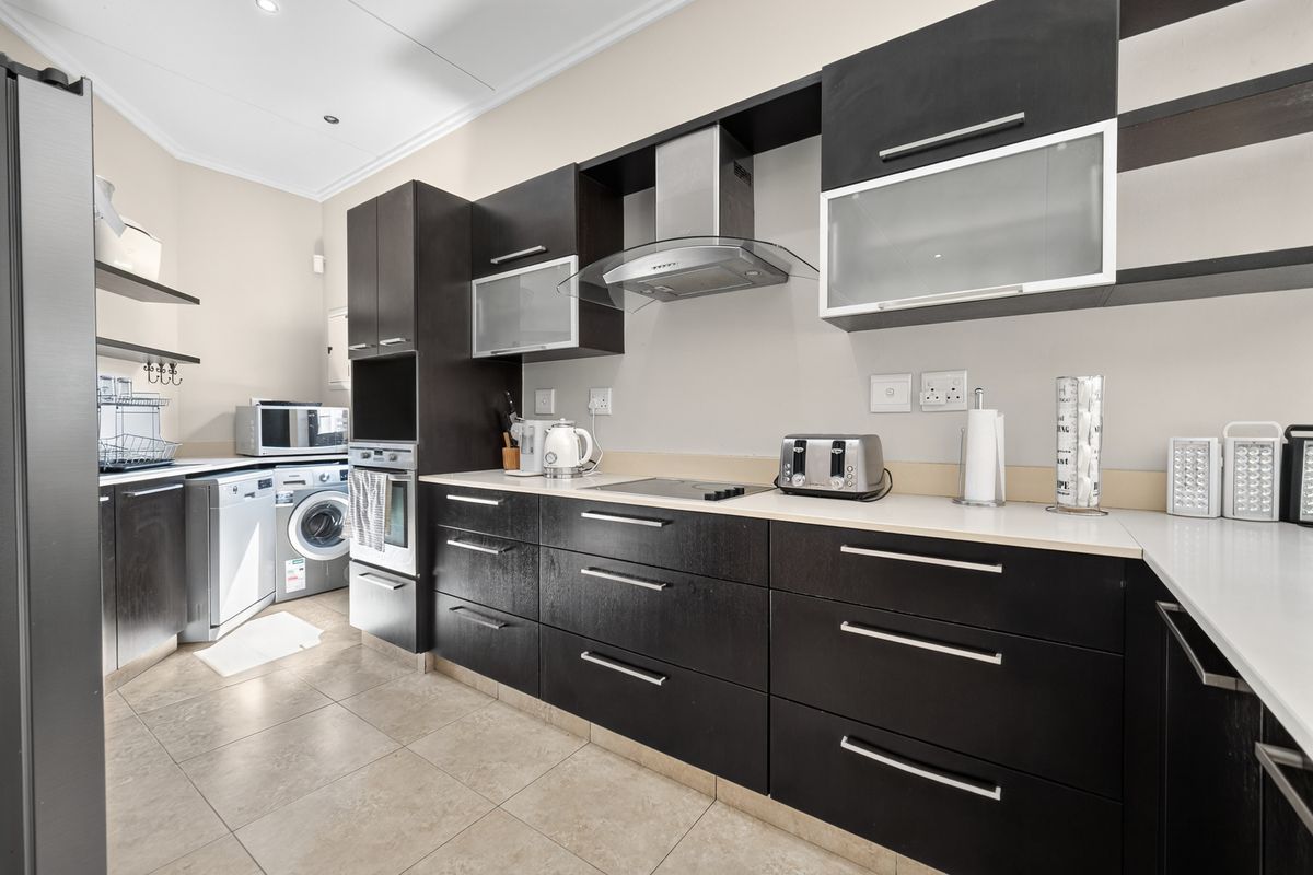 Beautifully positioned 4-bedroom, 4.5-bathroom townhouse in Zimbali Estate - Photo 3