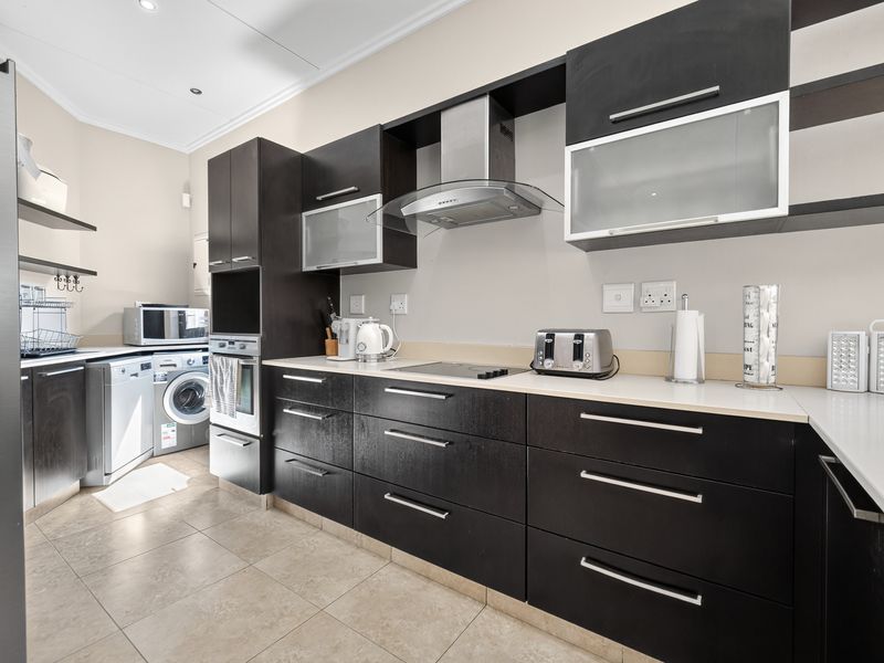 Beautifully positioned 4-bedroom, 4.5-bathroom townhouse in Zimbali Estate - Photo 3