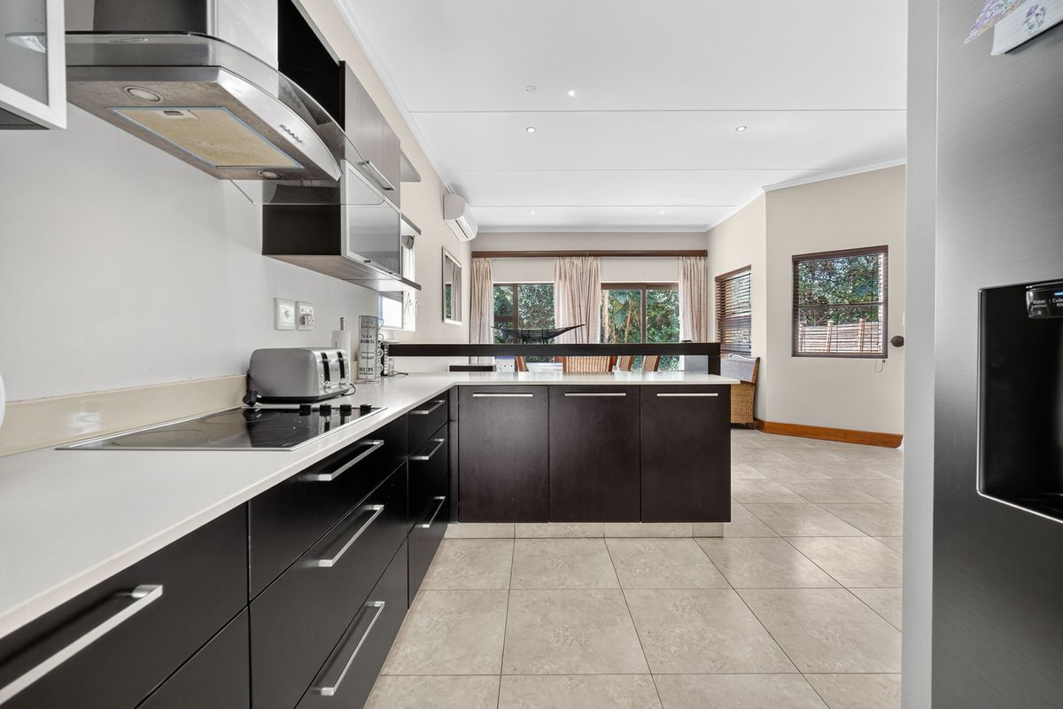 Beautifully positioned 4-bedroom, 4.5-bathroom townhouse in Zimbali Estate - Photo 4