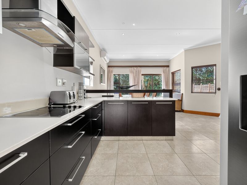 Beautifully positioned 4-bedroom, 4.5-bathroom townhouse in Zimbali Estate - Photo 4