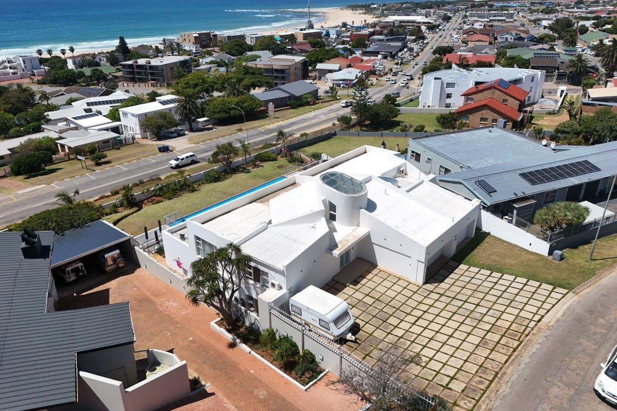 SPACIOUS  UPMARKET  LARGE HOME WITH PERMANENT STUNNING SEA AND MOUNTAIN VIEWS - Photo 3