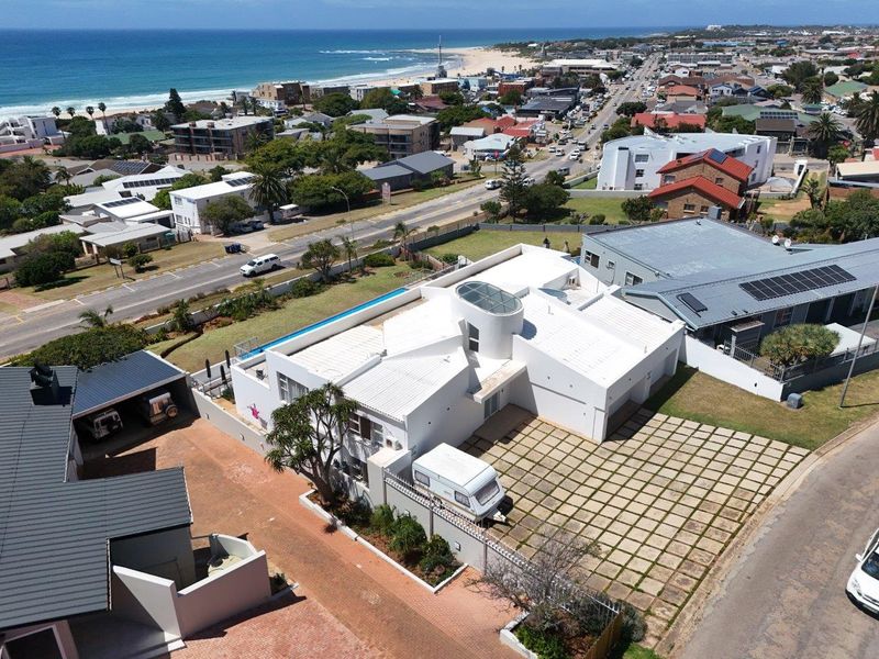 SPACIOUS  UPMARKET  LARGE HOME WITH PERMANENT STUNNING SEA AND MOUNTAIN VIEWS - Photo 3