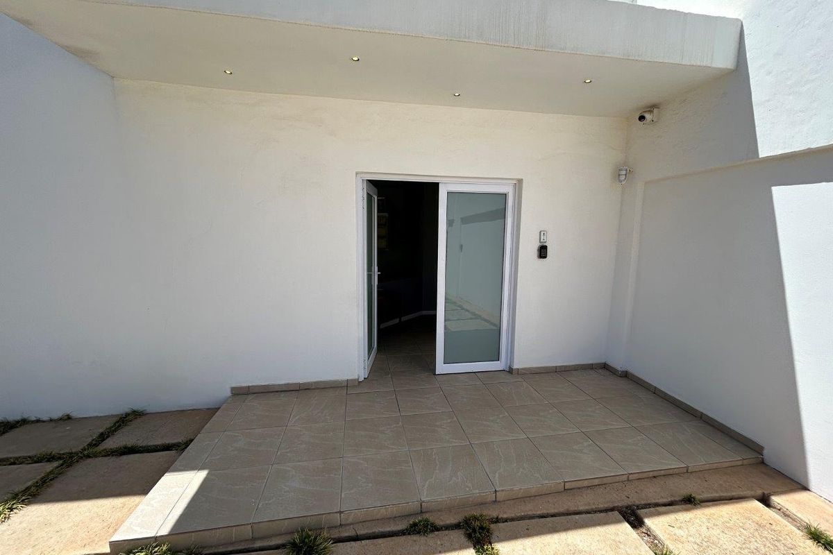 SPACIOUS  UPMARKET  LARGE HOME WITH PERMANENT STUNNING SEA AND MOUNTAIN VIEWS - Photo 5