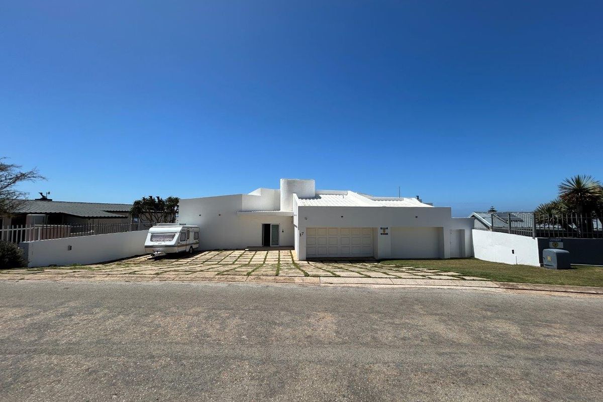 SPACIOUS  UPMARKET  LARGE HOME WITH PERMANENT STUNNING SEA AND MOUNTAIN VIEWS - Photo 4