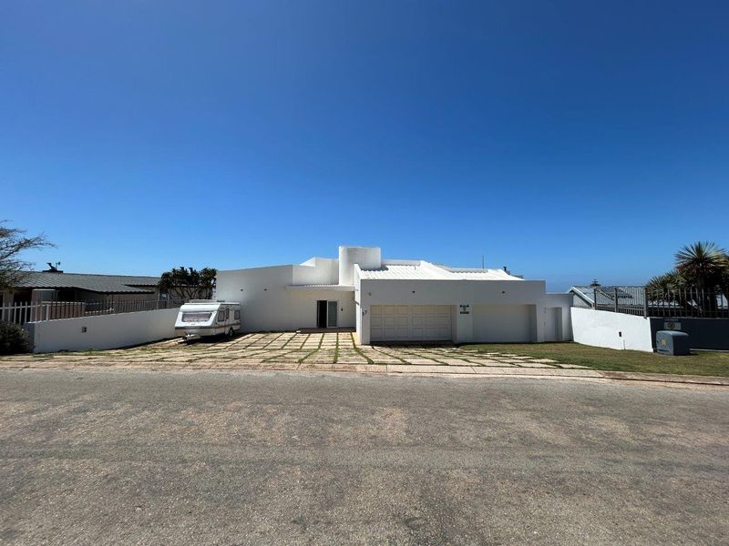 SPACIOUS  UPMARKET  LARGE HOME WITH PERMANENT STUNNING SEA AND MOUNTAIN VIEWS - Photo 4