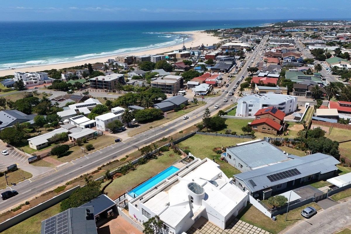 SPACIOUS  UPMARKET  LARGE HOME WITH PERMANENT STUNNING SEA AND MOUNTAIN VIEWS - Photo 2