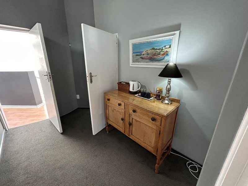 SPACIOUS  UPMARKET  LARGE HOME WITH PERMANENT STUNNING SEA AND MOUNTAIN VIEWS - Photo 9