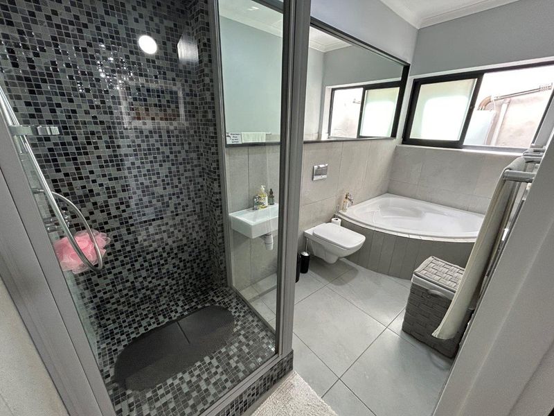 SPACIOUS  UPMARKET  LARGE HOME WITH PERMANENT STUNNING SEA AND MOUNTAIN VIEWS - Photo 8