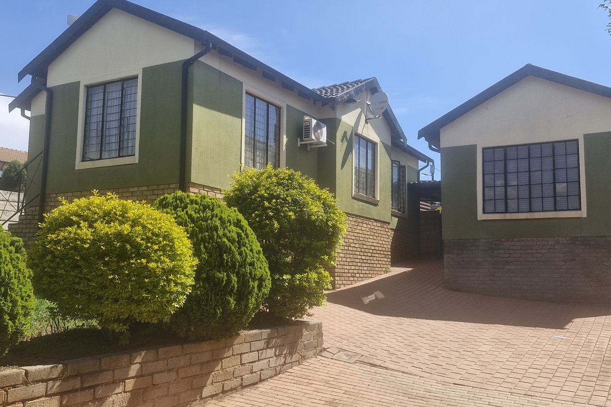 3 BEDROOM HOUSE FOR SALE IN MAHUBE VALLEY FOR R900 000 - Photo 3