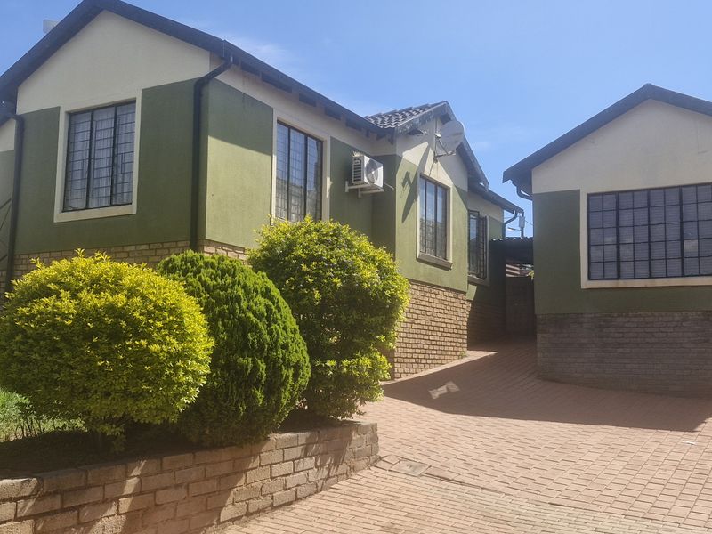 3 BEDROOM HOUSE FOR SALE IN MAHUBE VALLEY FOR R900 000 - Photo 3