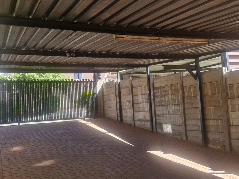 3 BEDROOM HOUSE FOR SALE IN MAHUBE VALLEY FOR R900 000 - Photo 8