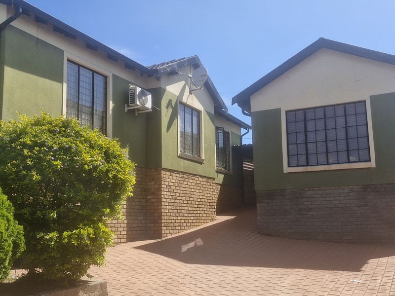 3 BEDROOM HOUSE FOR SALE IN MAHUBE VALLEY FOR R900 000 - Photo 6