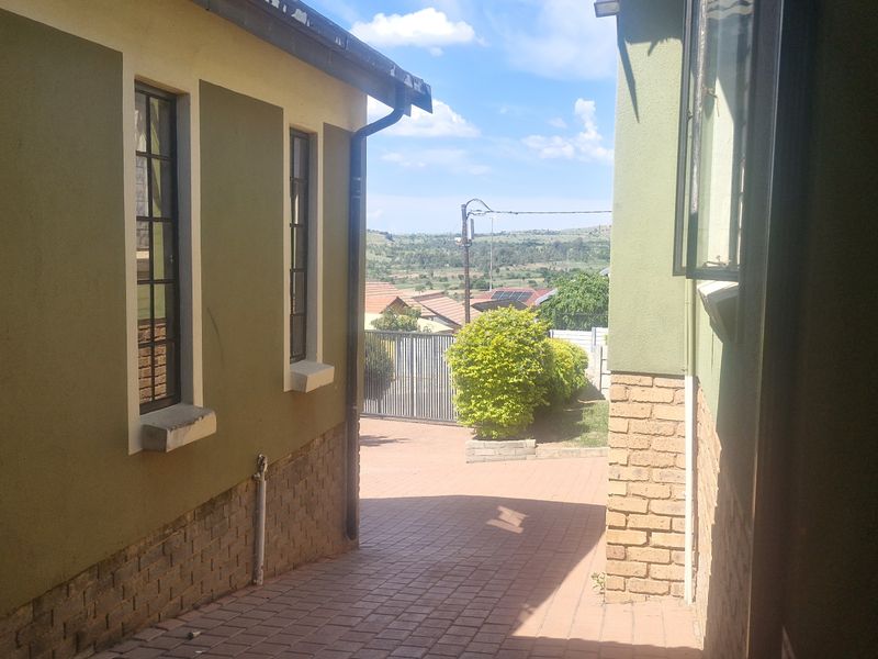 3 BEDROOM HOUSE FOR SALE IN MAHUBE VALLEY FOR R900 000 - Photo 7