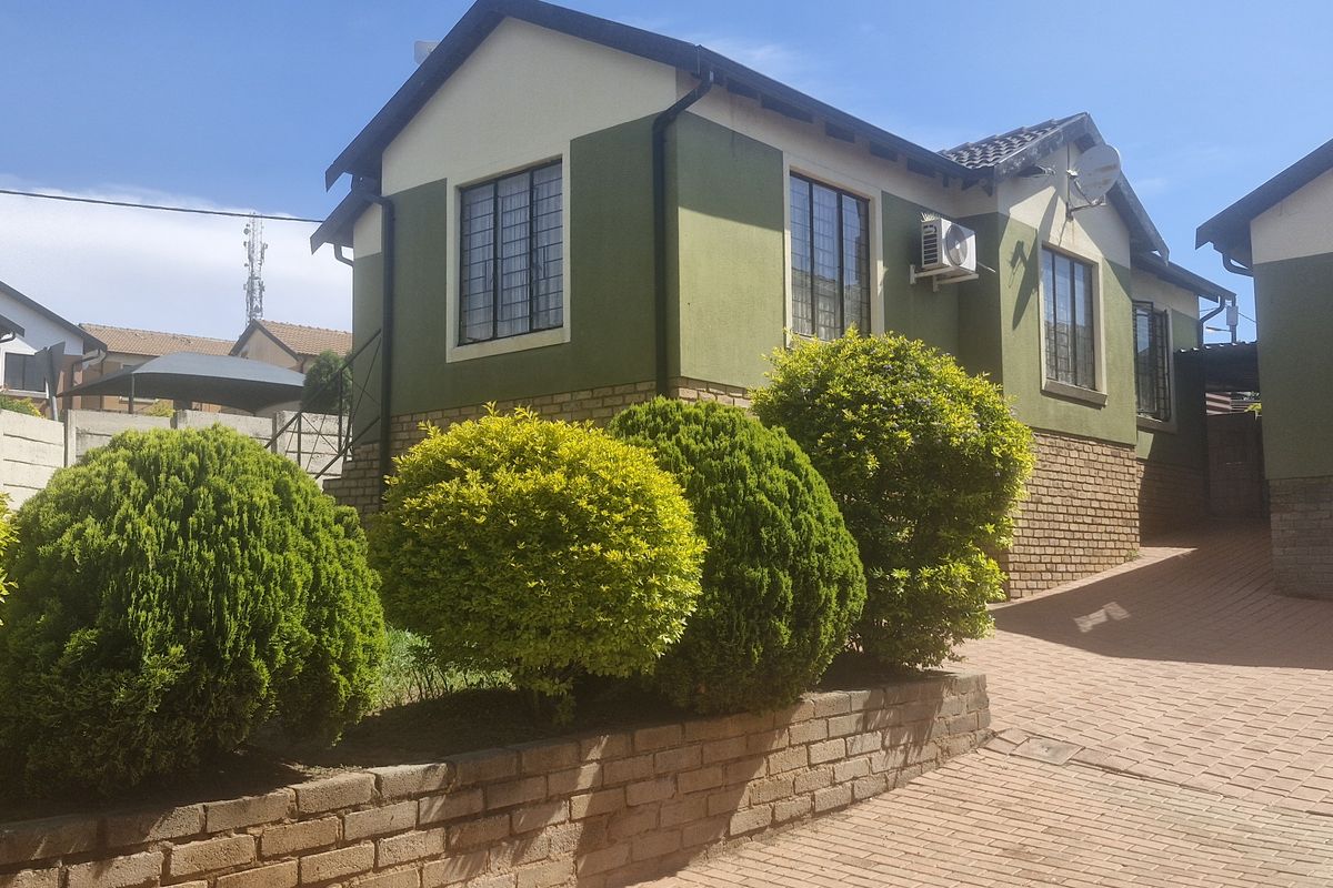 3 BEDROOM HOUSE FOR SALE IN MAHUBE VALLEY FOR R900 000 - Photo 4