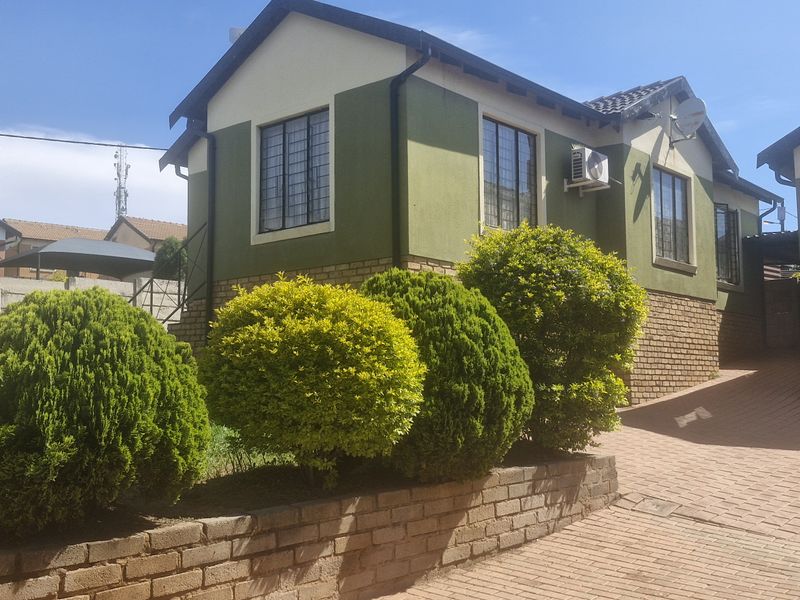3 BEDROOM HOUSE FOR SALE IN MAHUBE VALLEY FOR R900 000 - Photo 4