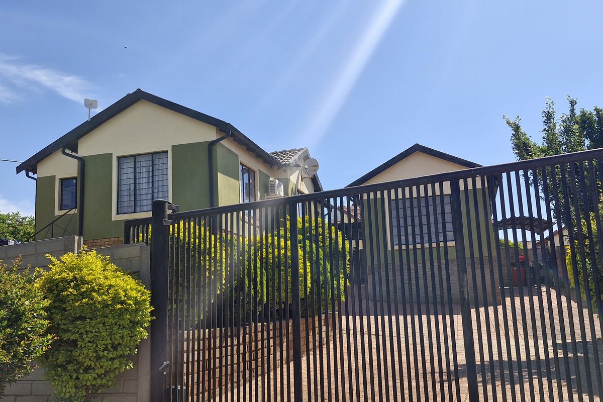 3 BEDROOM HOUSE FOR SALE IN MAHUBE VALLEY FOR R900 000 - Photo 2