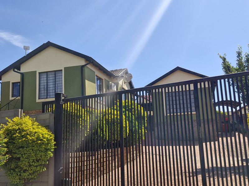 3 BEDROOM HOUSE FOR SALE IN MAHUBE VALLEY FOR R900 000 - Photo 2