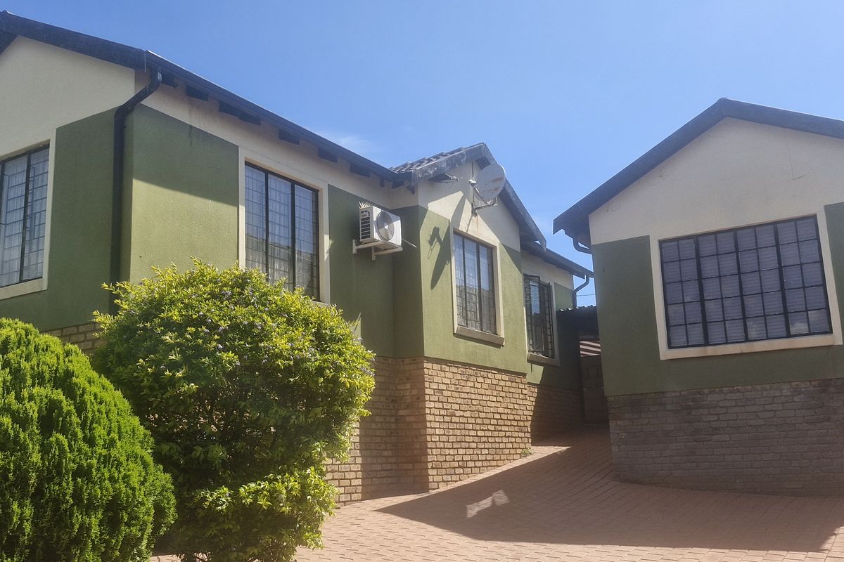3 BEDROOM HOUSE FOR SALE IN MAHUBE VALLEY FOR R900 000 - Photo 5
