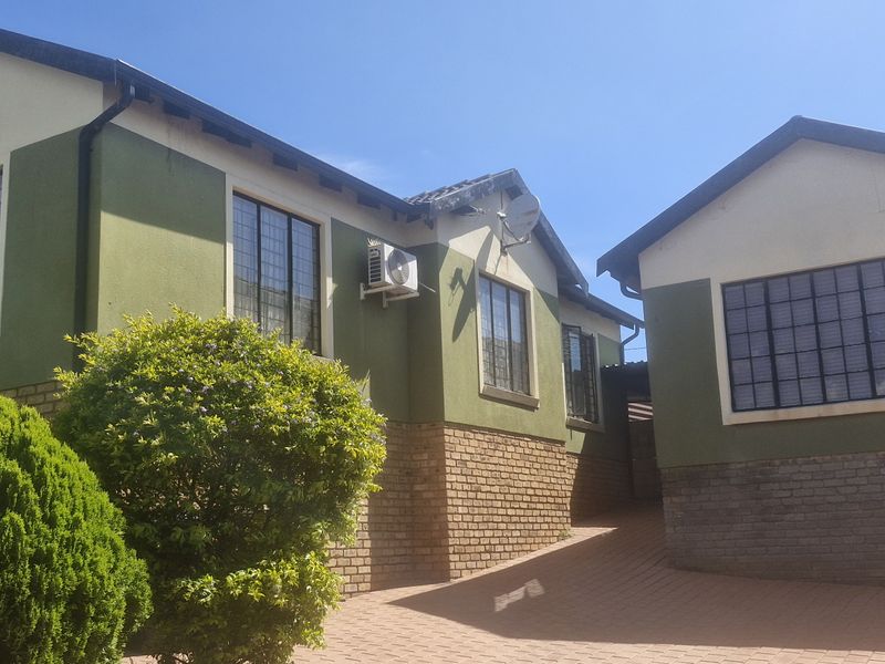 3 BEDROOM HOUSE FOR SALE IN MAHUBE VALLEY FOR R900 000 - Photo 5
