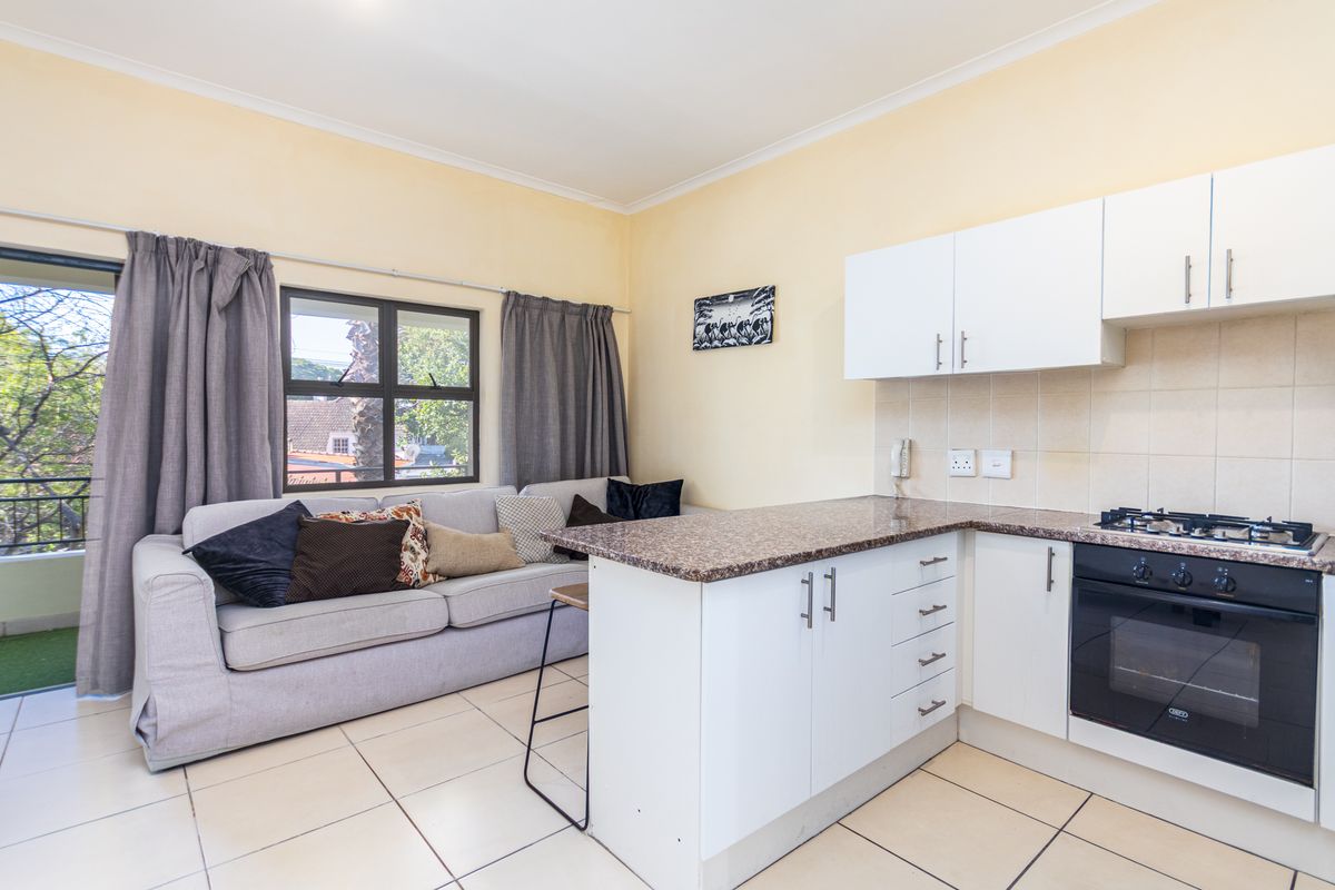 Spacious, Secure Student Apartment - Photo 2