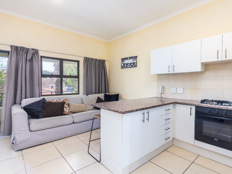 Spacious, Secure Student Apartment - Photo 2