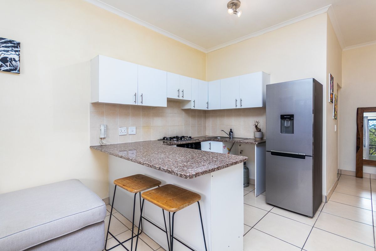 Spacious, Secure Student Apartment - Photo 3