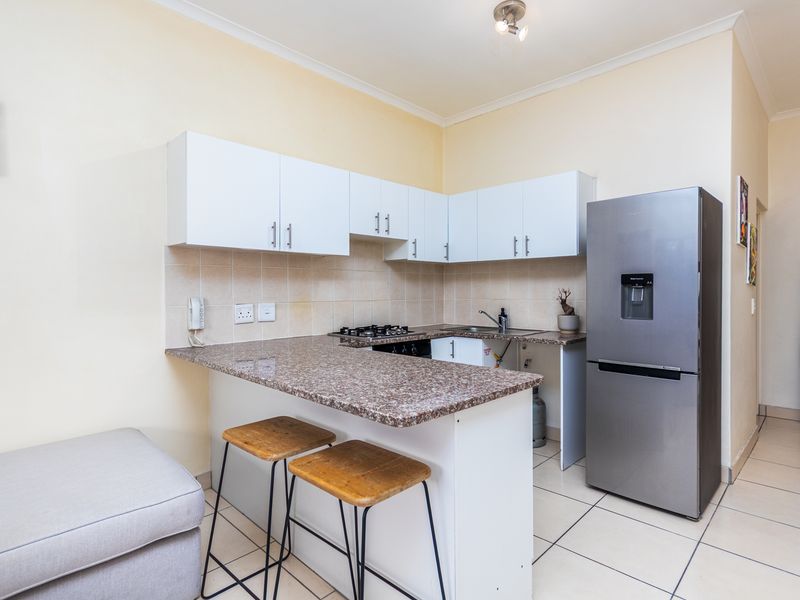 Spacious, Secure Student Apartment - Photo 3