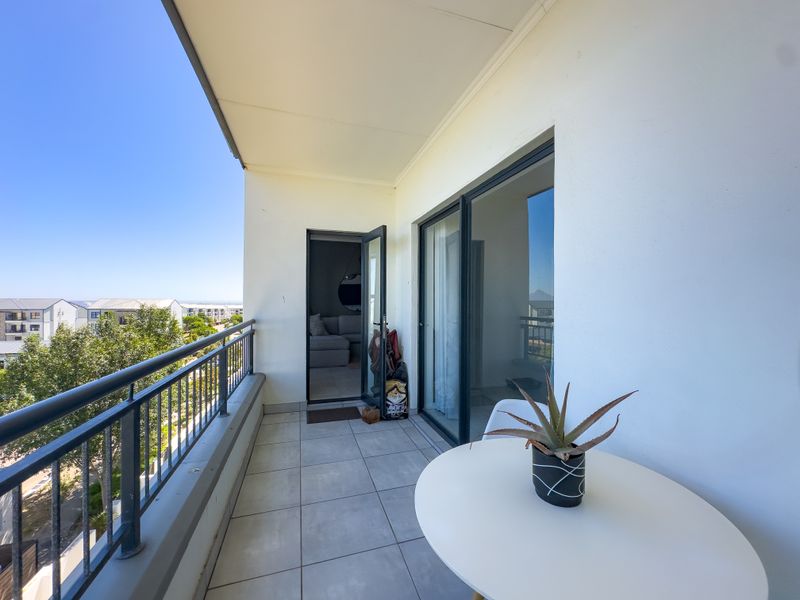 Modern 1-Bedroom Top-Floor Apartment with Equisite Table Mountain Views – De Zicht - Photo 10