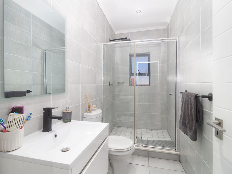 Modern 1-Bedroom Top-Floor Apartment with Equisite Table Mountain Views – De Zicht - Photo 7