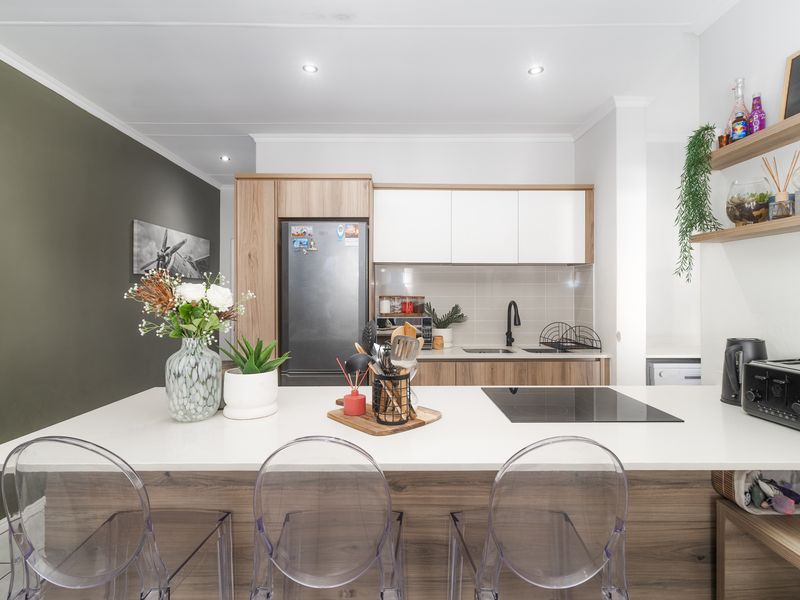 Modern 1-Bedroom Top-Floor Apartment with Equisite Table Mountain Views – De Zicht - Photo 6