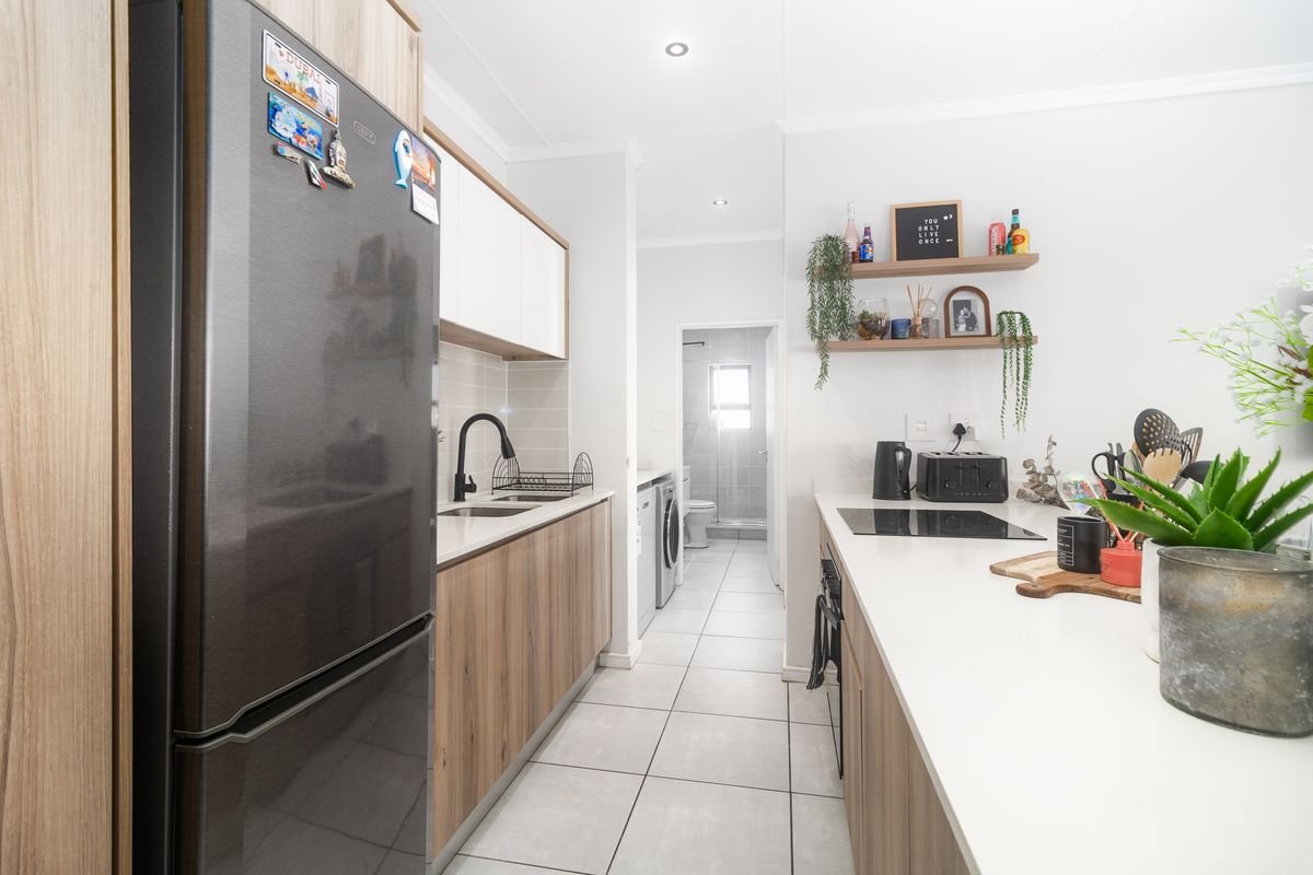 Modern 1-Bedroom Top-Floor Apartment with Equisite Table Mountain Views – De Zicht - Photo 5