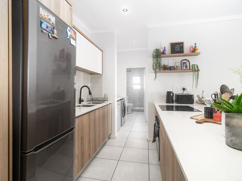 Modern 1-Bedroom Top-Floor Apartment with Equisite Table Mountain Views – De Zicht - Photo 5