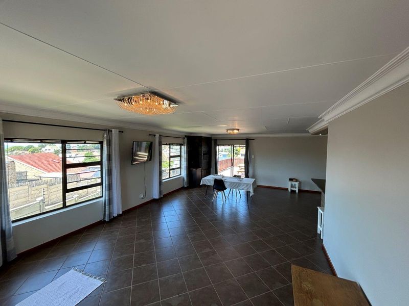 LOVELY NEAT 4  BEDROOM HOME IN NOORSEKLOOF AREA. - Photo 4