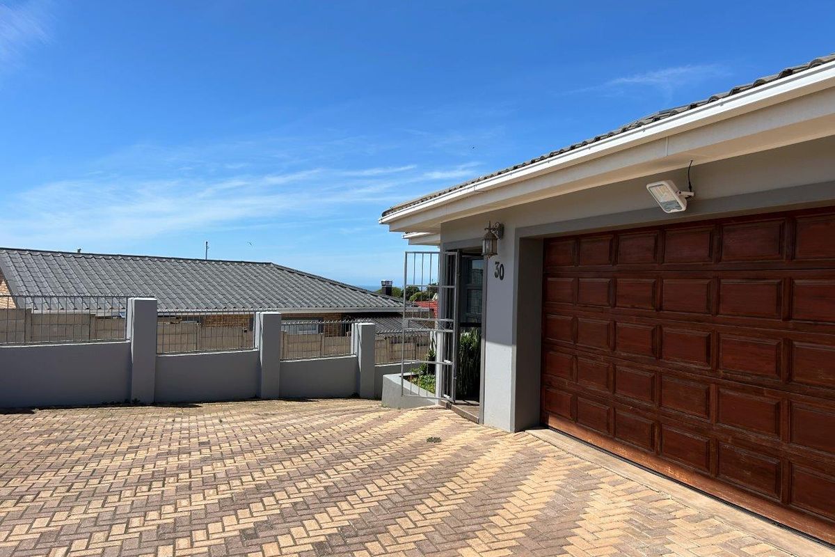 LOVELY NEAT 4  BEDROOM HOME IN NOORSEKLOOF AREA. - Photo 3