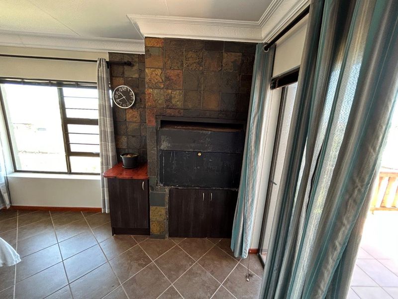 LOVELY NEAT 4  BEDROOM HOME IN NOORSEKLOOF AREA. - Photo 7