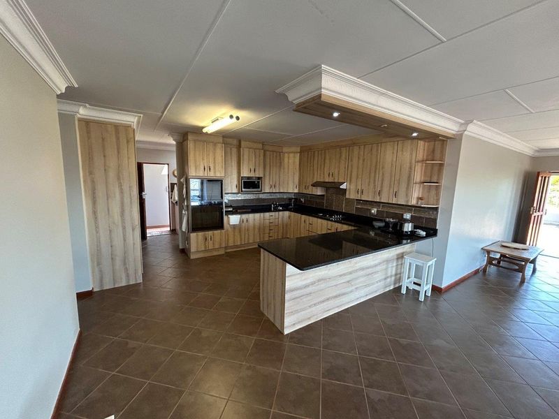 LOVELY NEAT 4  BEDROOM HOME IN NOORSEKLOOF AREA. - Photo 6