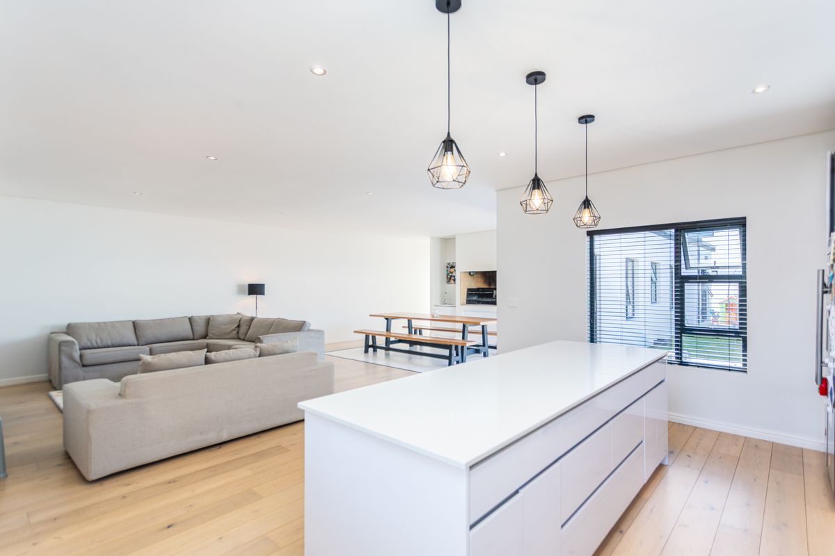 Sagewood Security Estate: Single Story Family Home - Photo 2