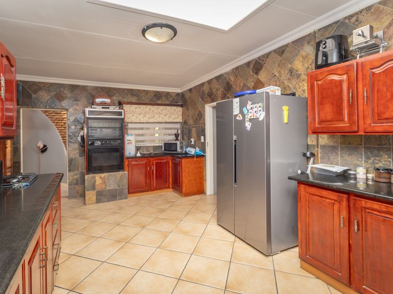 Spacious 4-Bedroom Family Home in Ifafi - Photo 7