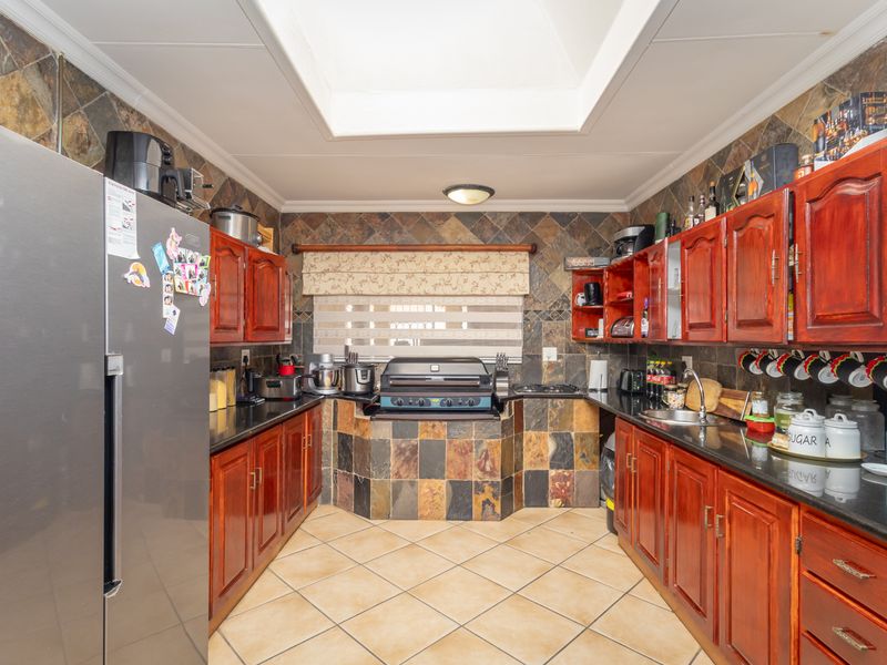 Spacious 4-Bedroom Family Home in Ifafi - Photo 5