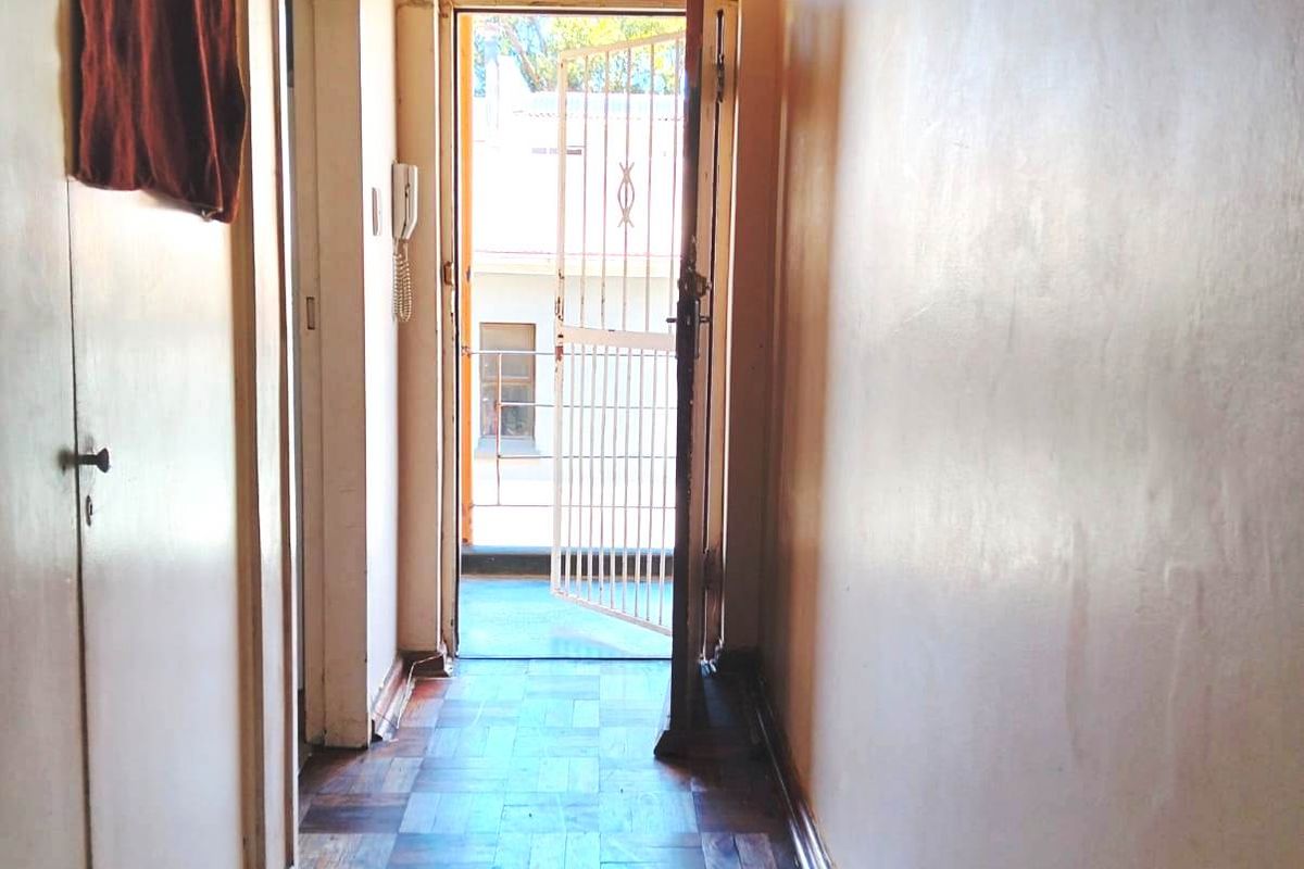 CENTRAL BACHELOR APARTMENT FOR SALE - Photo 2