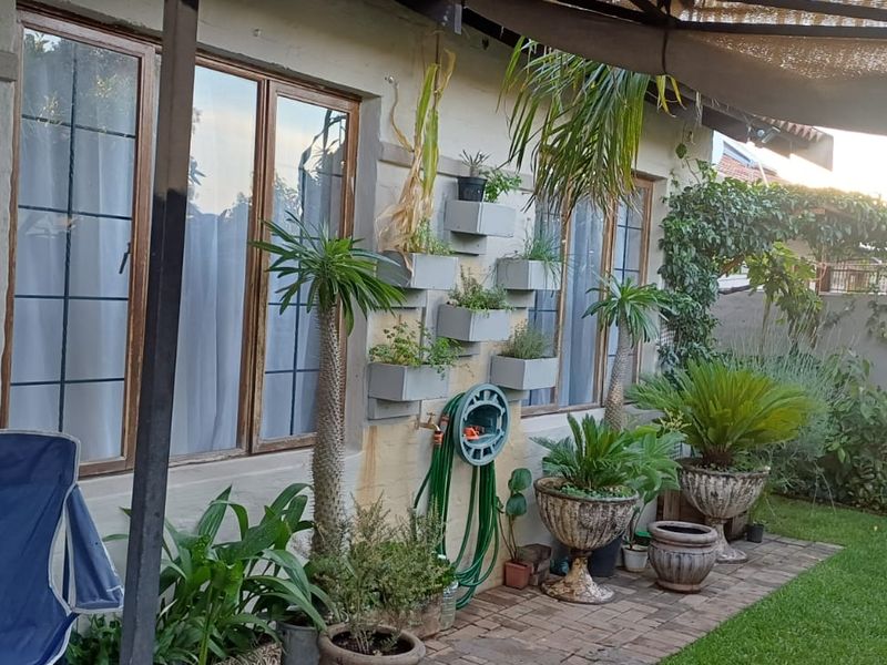 Modern 3-Bedroom Townhouse for Sale in Vaalpark - Photo 2