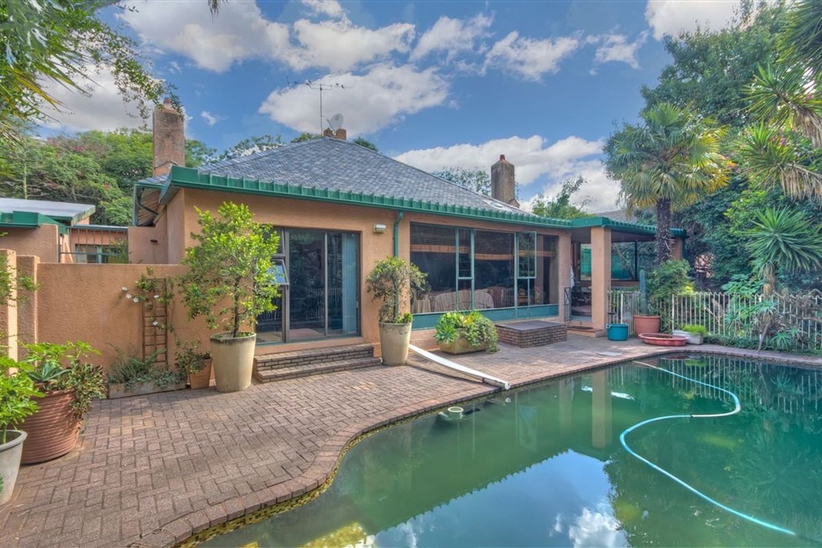 A HOME OF DISTINCTION AND DESIGN IN SOUGHT AFTER 24 HR GATED AREA IN OBSERVATORY!!!!!!! - Photo 2