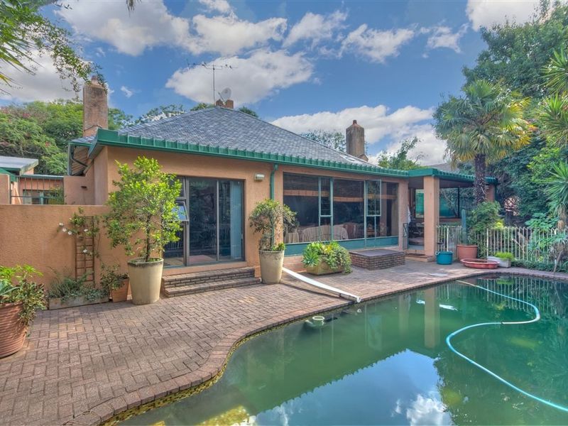 A HOME OF DISTINCTION AND DESIGN IN SOUGHT AFTER 24 HR GATED AREA IN OBSERVATORY!!!!!!! - Photo 2