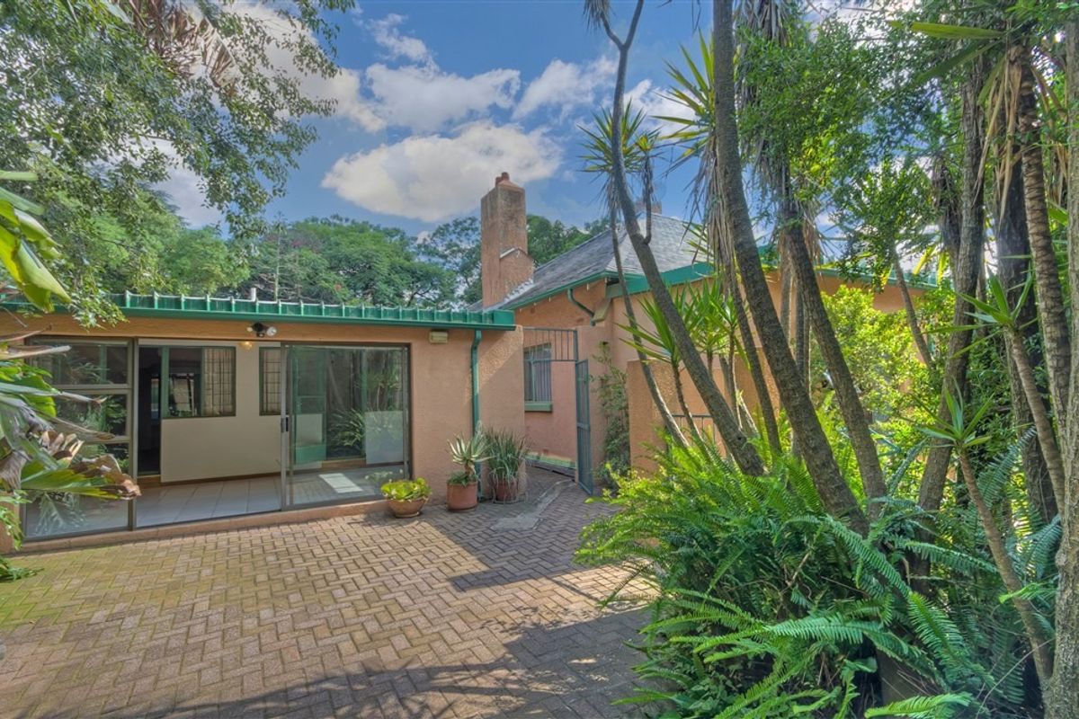 A HOME OF DISTINCTION AND DESIGN IN SOUGHT AFTER 24 HR GATED AREA IN OBSERVATORY!!!!!!! - Photo 5