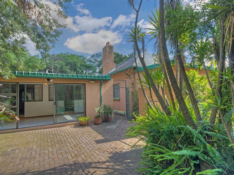 A HOME OF DISTINCTION AND DESIGN IN SOUGHT AFTER 24 HR GATED AREA IN OBSERVATORY!!!!!!! - Photo 5