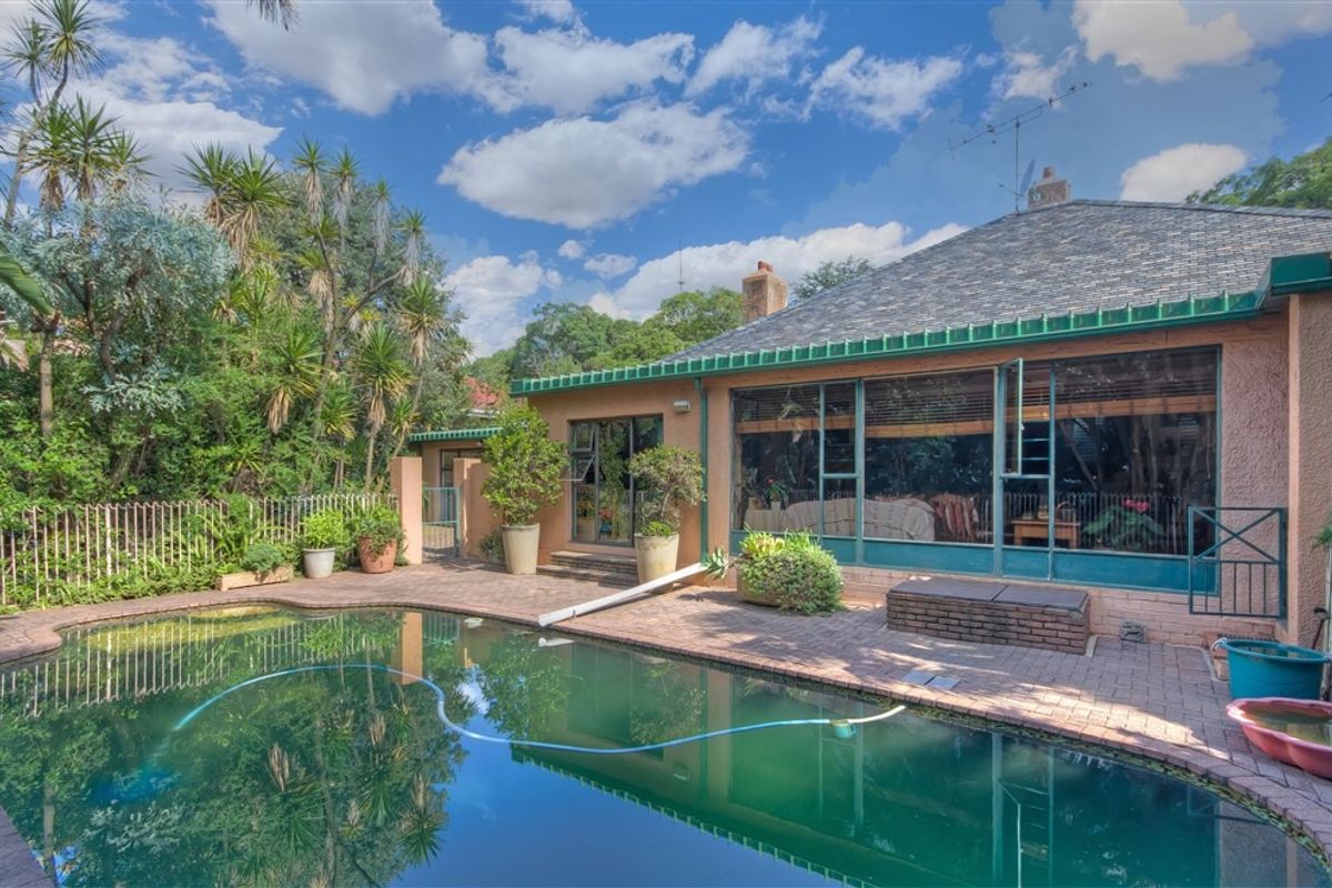 A HOME OF DISTINCTION AND DESIGN IN SOUGHT AFTER 24 HR GATED AREA IN OBSERVATORY!!!!!!! - Photo 4