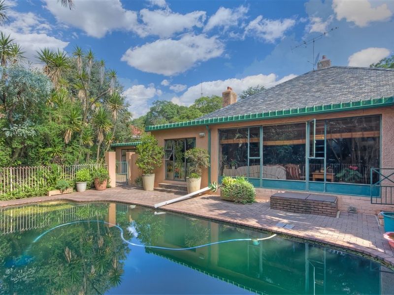 A HOME OF DISTINCTION AND DESIGN IN SOUGHT AFTER 24 HR GATED AREA IN OBSERVATORY!!!!!!! - Photo 4